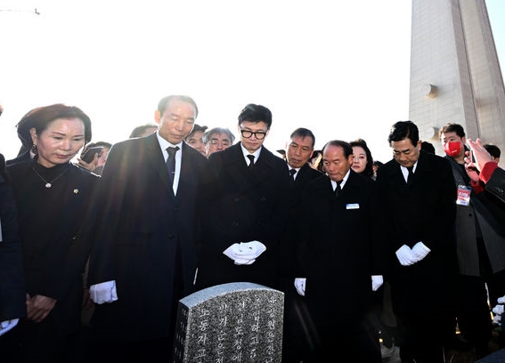 한동훈 “5·18 <b>정신</b>, <b>헌법</b> 전문 수록 <b>찬성</b>…절차적 문제도... 
