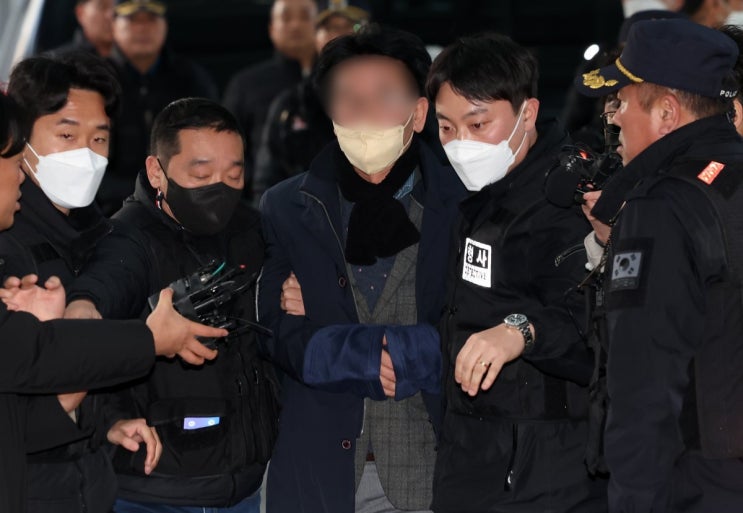 경찰, <b>이재명</b> 대표 <b>습격</b>한 <b>60대</b> 김씨의 충남 아산 자택과 직장... 