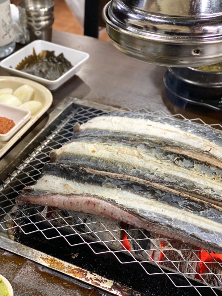  연남동 국내산 민물장어를 숯불에 구워주는, 풍천장어