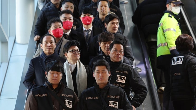 불출마 <b>한동훈</b>, 경찰 둘러싸여 <b>광주</b> 방문..채상병 조문... 