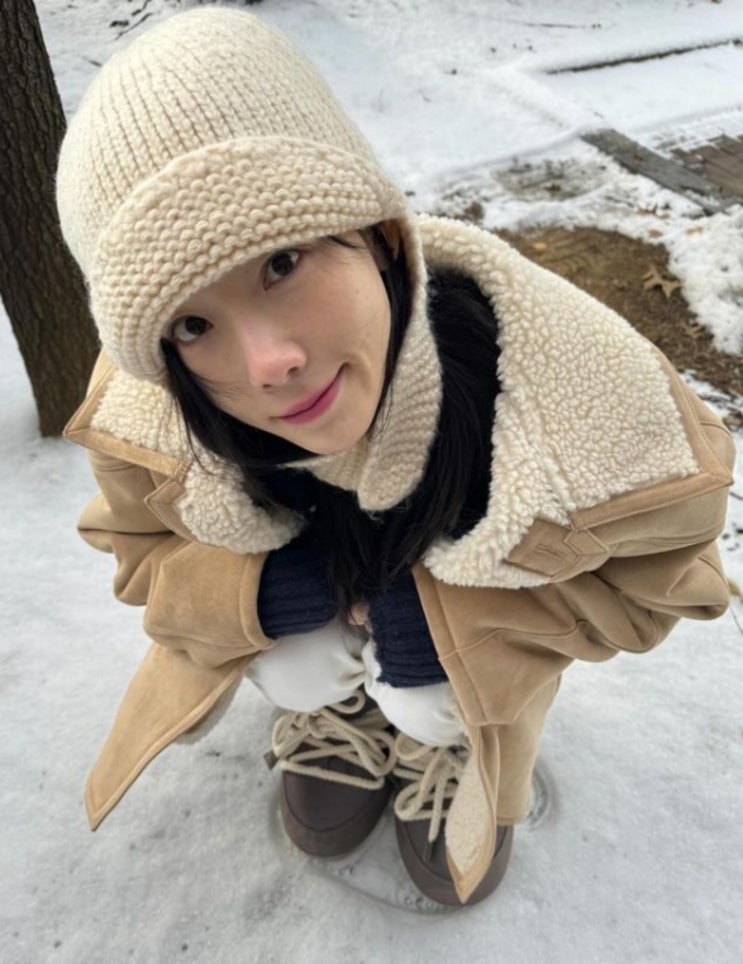 <b>태연</b> 동안 피부 뽐내며 무스탕 코트 겨울 코디 따듯하게