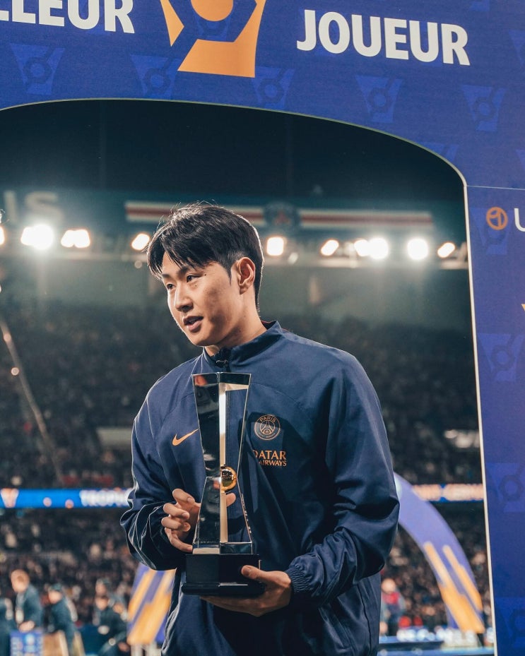 PSG 12번째 이강인 슈퍼컵 우승, 경기 MOM을 수상한 이강인... 이나은과 열애설 이후라 오히려 다행 PSG 12번째 이강인 슈퍼컵 우승, 경기 MOM을 수상한 이강인... 이나은과 열애설 이후라 오히려 다행