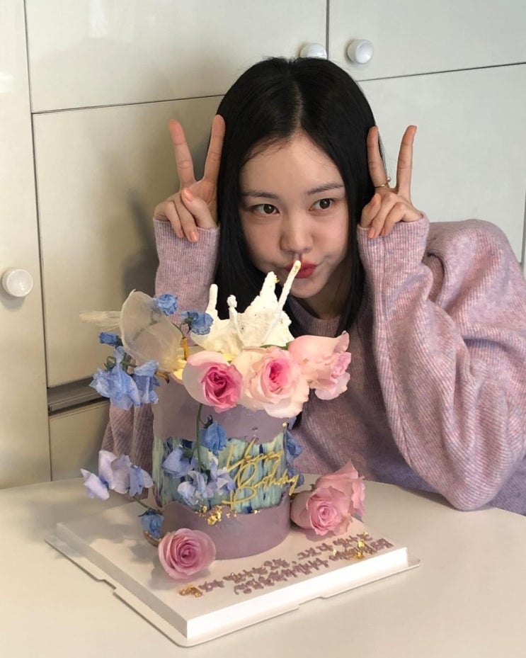  배우 김예원의 데일리룩으로 멜란지 핑크 니트와 함께한 심플하면서 매력적인 꾸안꾸 룩