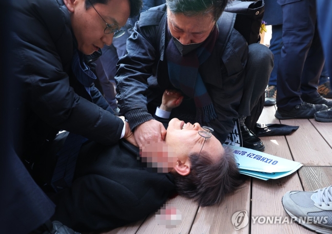 (2024.01.02.) <b>이재명</b>, 부산서... 응급처치 후 <b>헬기</b>로 서울 <b>이송</b>