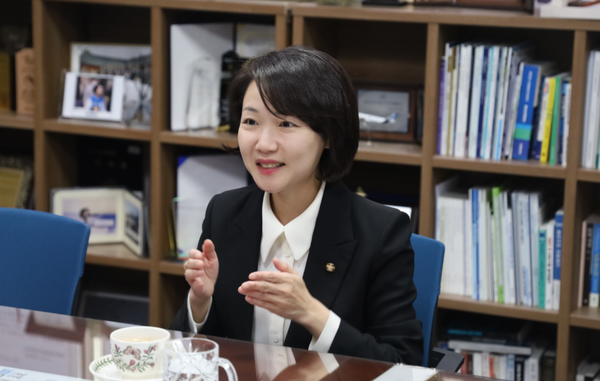 [내외뉴스통신] [신년사] 홍정민 의원, "미래산업의 중심지 일산을 만들기 위해 두발 더 뛰며 ....