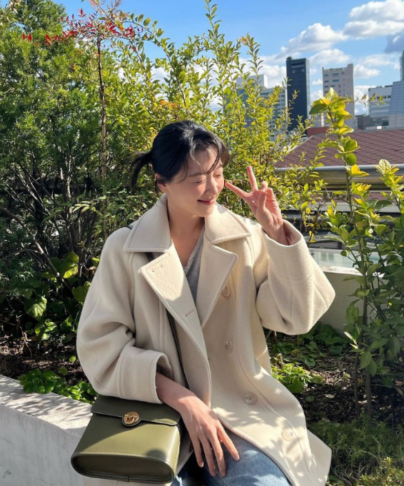  조우리가 선택한 주말 데이트룩으로 남자 친구가 좋아하는 여자 친구 패션으로 하프 코트 코디 추천