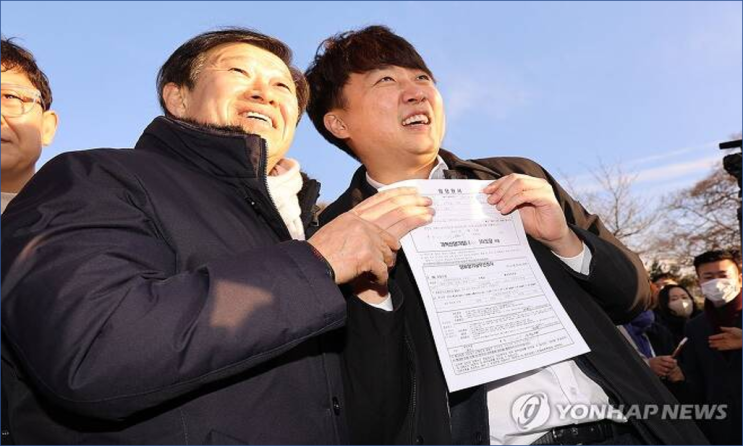 <b>이준석</b> 대구 길거리 <b>당원모집</b>, TK움직일 의원 꽤 있다