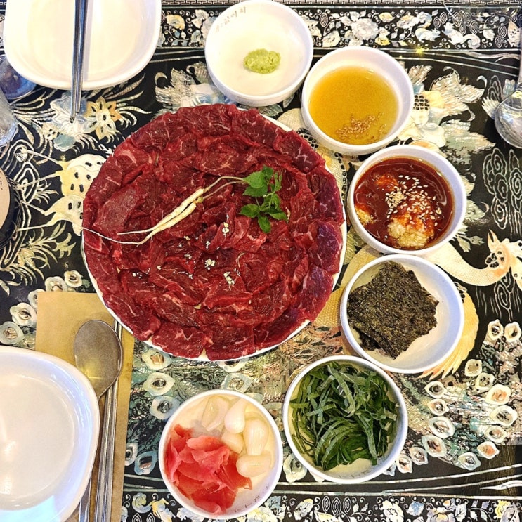  다 맛있었던 요리주점 육값어치 서현점 55cm 육회 초밥 뭉티기 육전 그리고 소고기라면 서비스 리뷰.