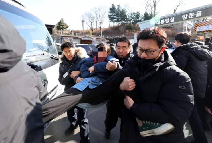 '용산 <b>대통령실</b> 난입 시도' <b>대진연</b> 20명, 현행범 체포