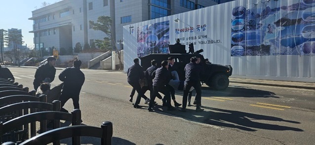 [反國家勢力 追放] 군사<b>경찰</b>, <b>대통령실</b> 진입 시도... 