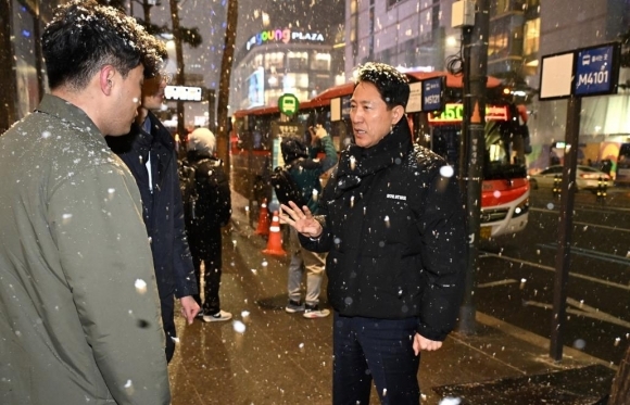 [<b>명동</b> 버스 대란] <b>명동</b> 입구 광역버스 <b>정류소</b>에 버스가 500대... 