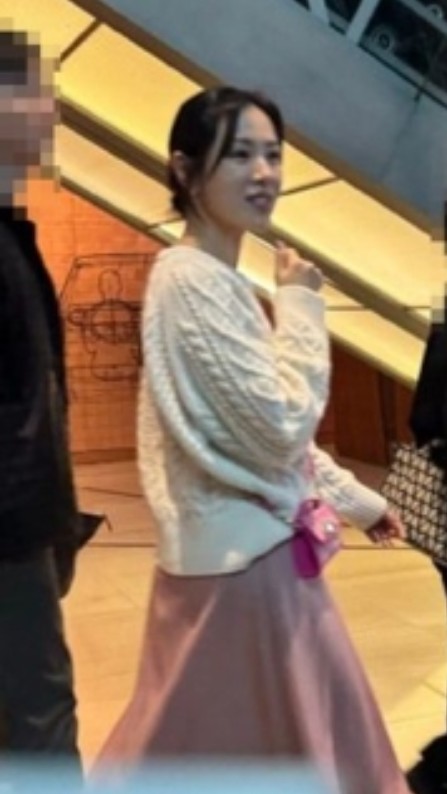 '<b>현빈</b>' <b>손예진</b>, 아들맘 미모는 여전..런웨이가 된 플리마켓