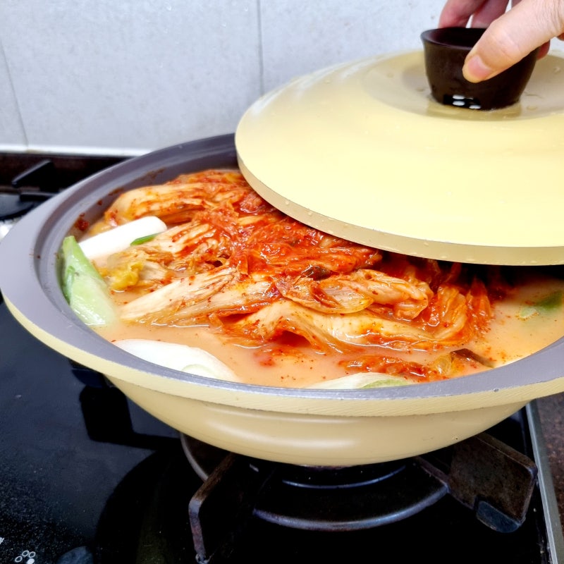 사골육수와 들기름 넣고 등갈비 묵은지찜 만들기 돼지 등갈비 김치찜 레시피