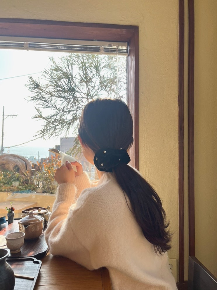  진주 스크런치 추천 | 벨벳 진주 스크런치 곱창밴드 캐리바레뜨 착용샷