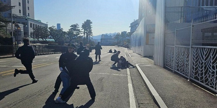 남녀 회원 18명 ‘용산 <b>대통령실</b> 내부 <b>진입</b>’ 시도 현행범 체포
