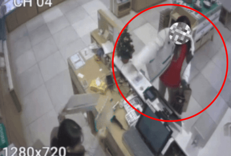  거스름돈 얼굴로 집어던지는 남자 "영상"