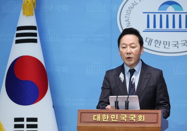 <b>정봉주</b>, ‘비명’ <b>박용진</b>에... 괜찮다”…‘자객 <b>출마</b>’ 재점화