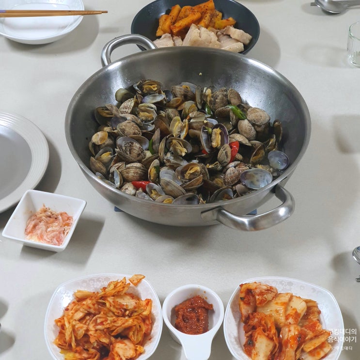  바지락 술찜 막걸리 보쌈 김말이 튀김  황태채 술안주 음식 조합