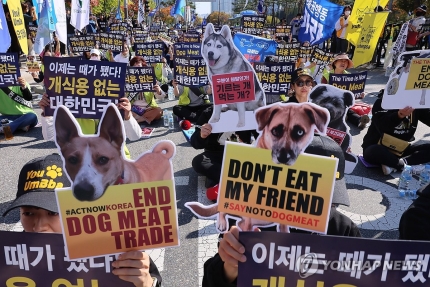 '개 식용 <b>금지법</b>' <b>법사위</b> 통과…식용목적 도살에 최대 징역 3년