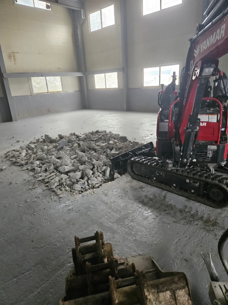 일산동구 사리현동미니포크레인 공장콘크리트바닥 철근 뿌레카철거작업(허니미니중기)