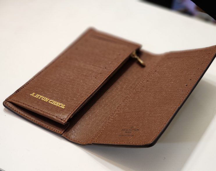 금장 핫스탬핑으로 각인된 루이비통 지갑의 아름다움