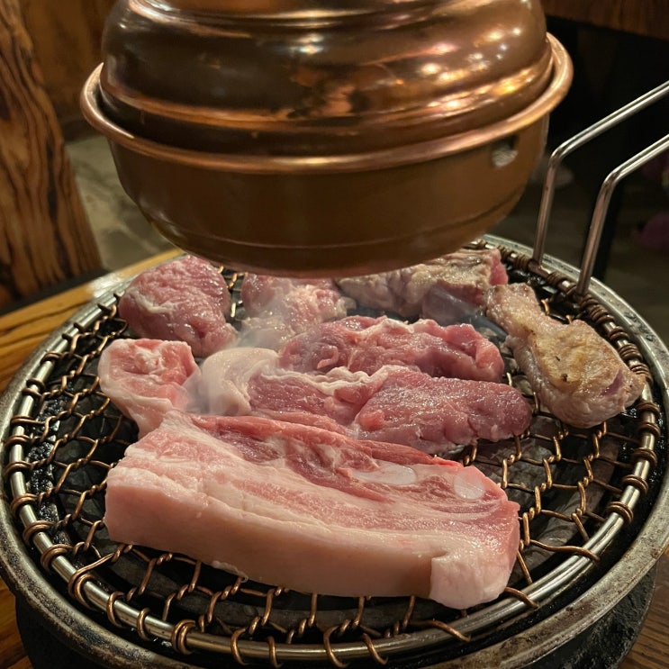  홍대 고기집 숯불에 구워먹는 합정 돼지고기맛집 고기꾼김춘배 홍대본점 명이나물 파채랑 함께 먹으면 존맛인 홍대 소고기 맛집 고기꾼김춘배