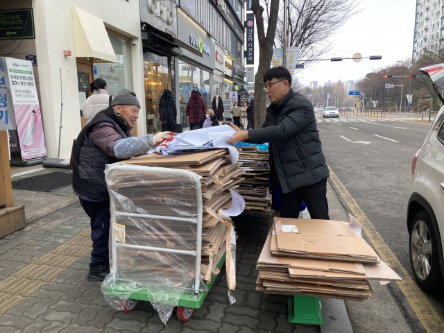 月 16만원 버는 폐지수집 노인의 이유 있는 ‘설렘’ 月 16만원 버는 폐지수집 노인의 이유 있는 ‘설렘’
