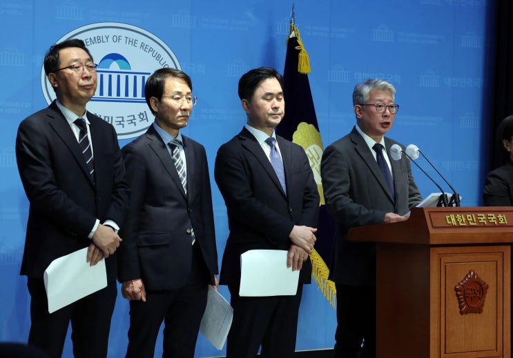 <b>조응천</b> “<b>이재명</b> 답 없으면 ‘원칙과 상식’ 4명 내일 <b>탈당</b>”