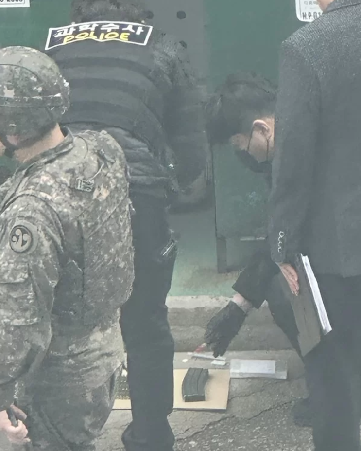 경남 <b>김해</b> 부곡동 아파트 헌옷수거함서 <b>공포탄</b>·<b>탄창</b> 발견, 군... 