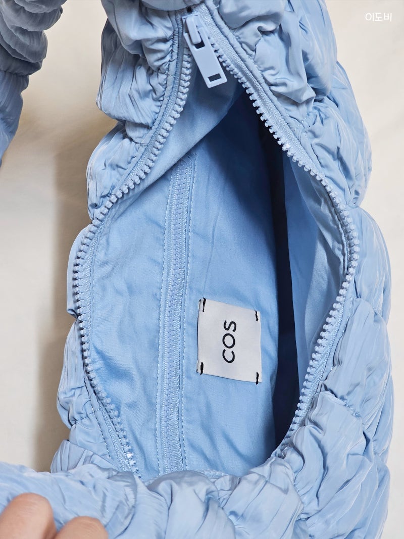 코스 리플 크로스바디백 크로아상백 라이트블루 구입 후기 : 네이버 블로그