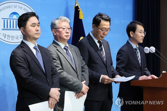 <b>비명</b>계 이원욱·김종민·조응천 <b>민주당</b> 탈당…<b>윤영찬</b>은 잔류(종합)