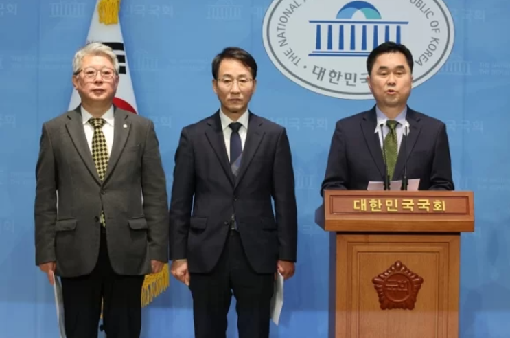 민주당 비명계 이원욱·<b>김종민</b>·<b>조응천 탈당</b>, 윤영찬은 잔류