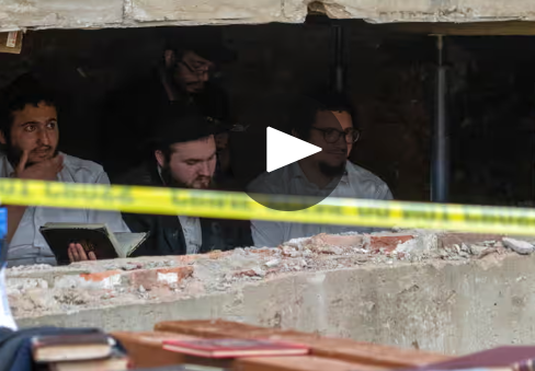 브루클린 유대교 회당에서 비밀 터널에 대한 논쟁 끝에 체포된 몇 명의 남자들