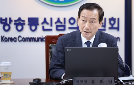 “너도 위원장이냐, XX”…민주 추천 <b>옥시찬</b> 위원 욕설에... 