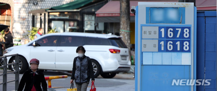 "뚝뚝 떨어지는 국제유가"…전망은 엇갈려 "뚝뚝 떨어지는 국제유가"…전망은 엇갈려