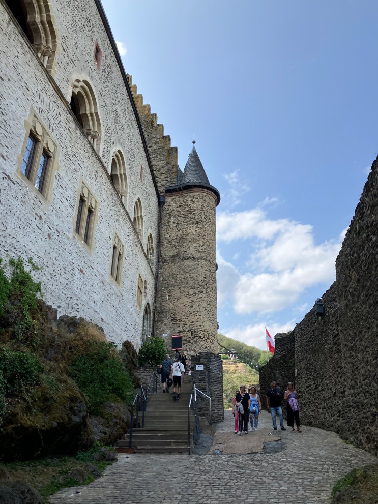 룩셈부르크 비안덴 성 Vianden Castle 여행 - 식당, 그리고 중세 덕후를 위한 무기 홀