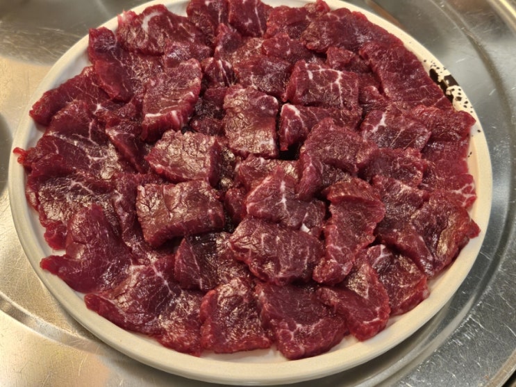  지산동맛집 밑반찬도 다양한 화랑 생고기, 육회