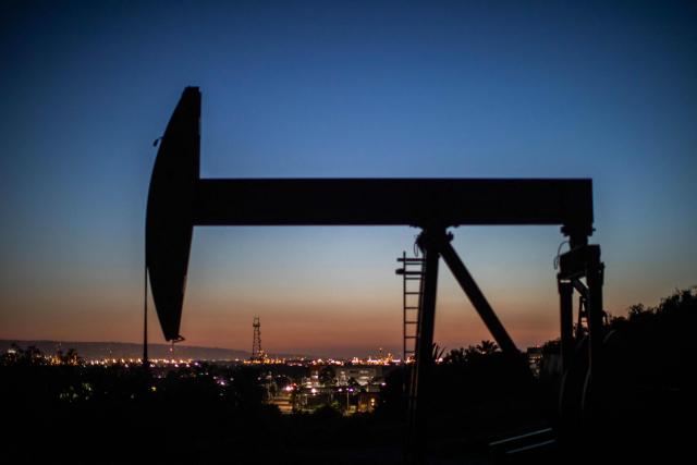 사우디, 돌연 유가 인하…WTI 4% 급락 사우디, 돌연 유가 인하…WTI 4% 급락