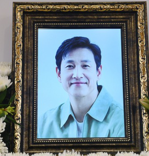 봉준호, 윤종신 이어 <b>장항준</b>, <b>김의성</b>도...故<b>이선균</b> 위해 입 연다
