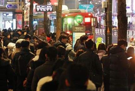 ‘명동 퇴근길 대란’ 놀란 <b>서울</b>시, <b>백병원 정류소</b>도 손본다