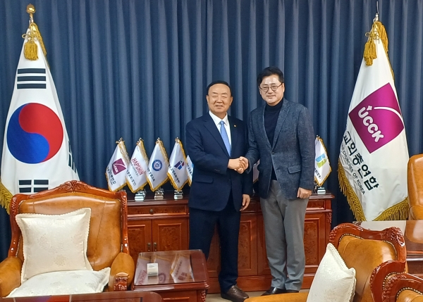 더불어<b>민주당</b> <b>홍익표</b> <b>원내대표</b>, 한교총 장종현 <b>대표</b>회장 예방