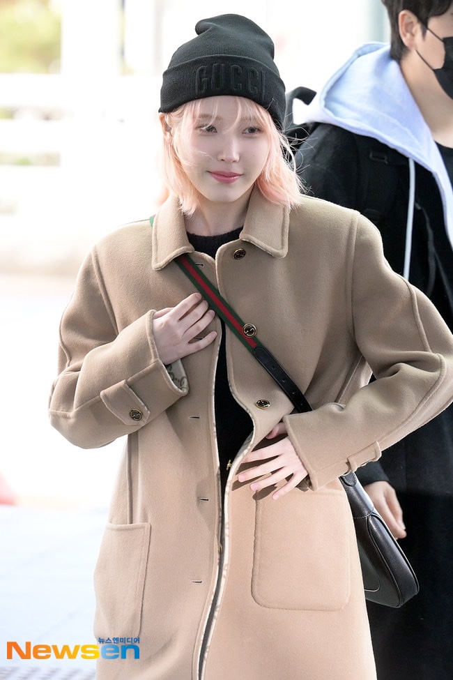  아이유 공항패션 30대 여자 명품 브랜드 구찌(GUCCI) 여성 더블 페이스 울 실크 코트 (P00675042) 코디 & GG캔버스 트래블백 & 구찌 재키 1961 미니 호보백