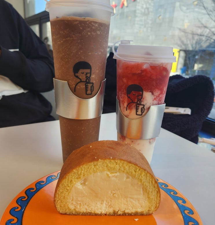  삼성 봉은사역 딸기라떼와 도쿄롤이 맛있는 삼성동 카페 '디저트39'