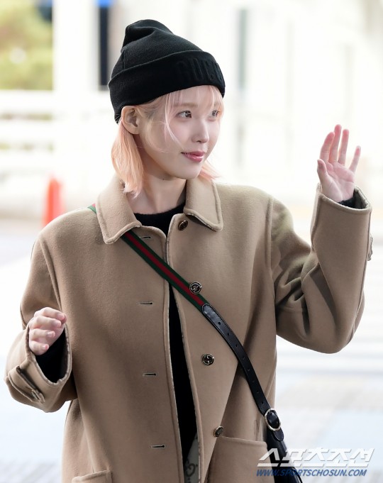 아이유 공항 패션 구찌 풀셋 정보 생애 첫 탈색 아이유 공항 패션 구찌 풀셋 정보 생애 첫 탈색