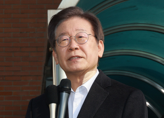'흉기 피습' <b>이재명 셔츠</b> 카라가 살렸다…목 먼저 닿았다면... 
