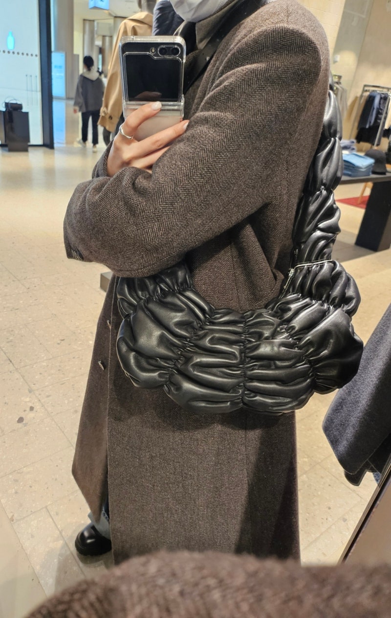 코스 1월 신상 가방 리플 크로스 바디백,브레이드 배럴 숄더백 후기 : 네이버 블로그