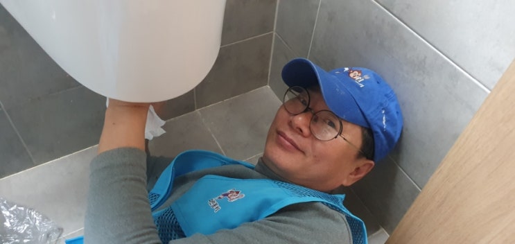 저 바닥에 누워 바라다본다 / 세면대물마개 팝업트랩교체 / 이편한세상 마포리버파크아파트 집수리