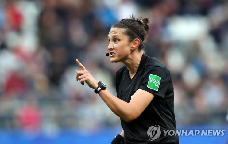 <b>아시안컵</b>에도 사상 처음 <b>여성 심판</b> 등장…김경민 부심 등 5명