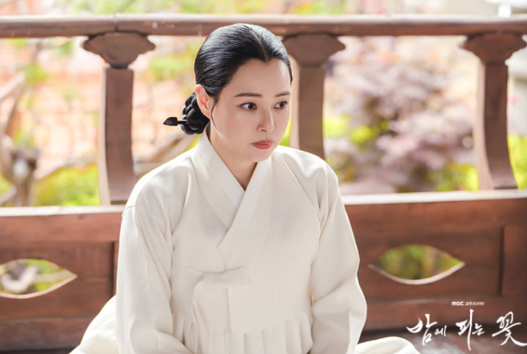 밤에 피는 꽃: 이하늬의 이중생활, 코믹 액션 사극의 시작