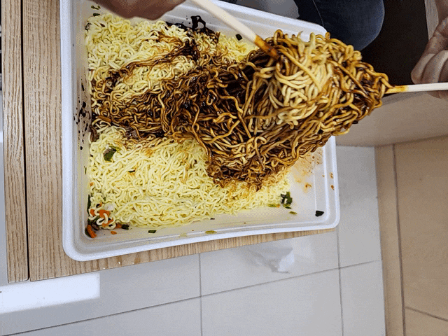  공간춘쟁반짬짜면 점보 : ) 양이 너무 많다..... 다 못먹음